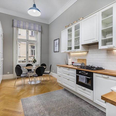 Spacious Victorian Residence By Grand Boulevard Будапеща Екстериор снимка