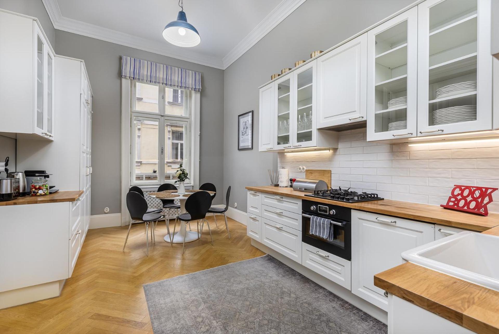 Spacious Victorian Residence By Grand Boulevard Будапеща Екстериор снимка